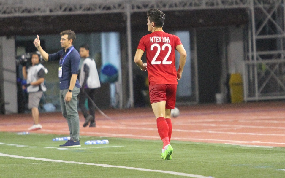 Tiến Linh tập tễnh khiến HLV Park Hang Seo lo lắng - 12 Tiến Linh tập tễnh khiến HLV Park Hang Seo lo lắng - 12