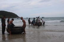 Gần 100 người tìm kiếm nữ sinh lớp 7 mất tích trên biển