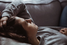 Bất lực nhìn con gái trong mối tình khốn khổ với bạn trai hành xử côn đồ