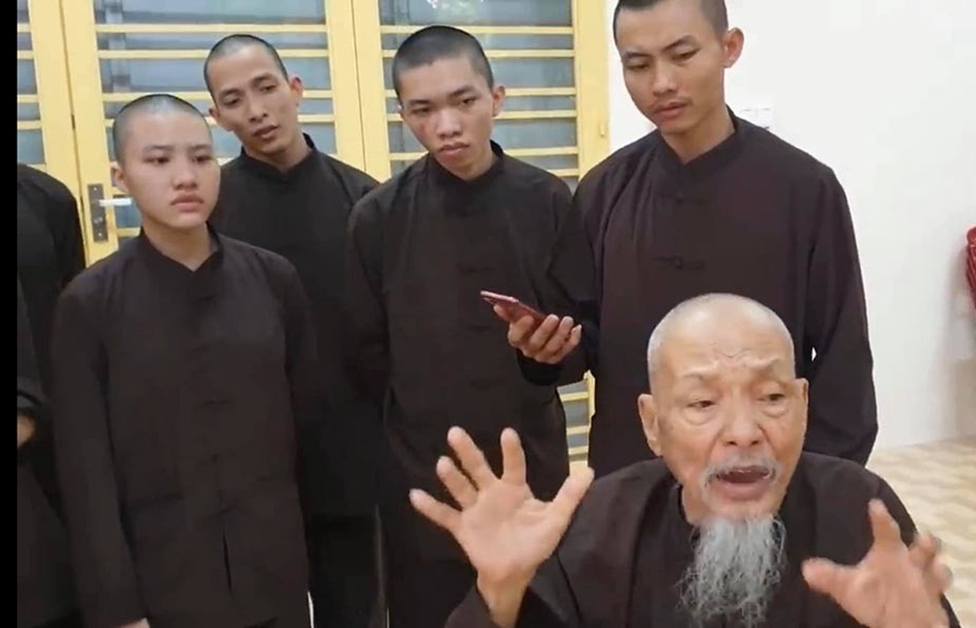 Khoảnh khắc Thượng úy vác cháu bé đuối nước... hút dư luận trong tuần - 9