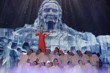 Xúc động đêm nghệ thuật “Trong vòng tay mẹ”