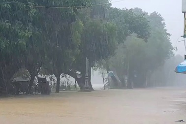Mưa lớn kéo dài tại Huế, nước sông lên trở lại, lo lũ chồng lũ