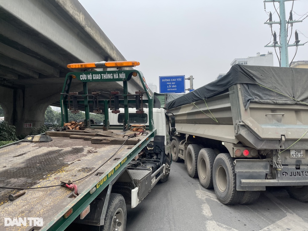 Hà Nội: Hai ô tô va chạm trước lối lên Vành đai 3, giao thông ùn ứ cục bộ - 3 Hà Nội: Hai ô tô va chạm trước lối lên Vành đai 3, giao thông ùn ứ cục bộ - 3