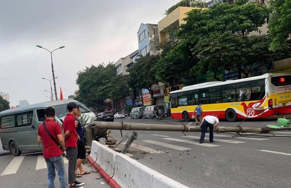 Ô tô tông dải phân cách, húc đổ cột đèn trên đường Hà Nội - 2 Ô tô tông dải phân cách, húc đổ cột đèn trên đường Hà Nội - 2