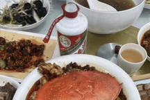 Doanh nhân chi 34 tỷ đồng làm tang lễ xa hoa cho cha, dân mạng tranh cãi