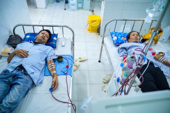 Vợ và con trai suy thận giai đoạn cuối trông cả vào ông lão phụ xây 63 tuổi