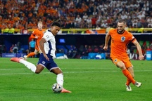 Siêu dự bị chạm bóng 4 lần, lịch sử bóng đá Anh thay đổi