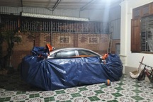 Lo bão số 5, người dân Nghệ An tìm cách bảo vệ ô tô chỉ với tấm bạt