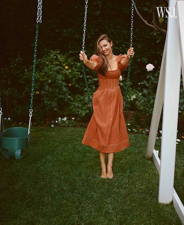 Tỷ phú USD ngưỡng mộ cách vợ siêu mẫu chăm con chung con riêng - 7