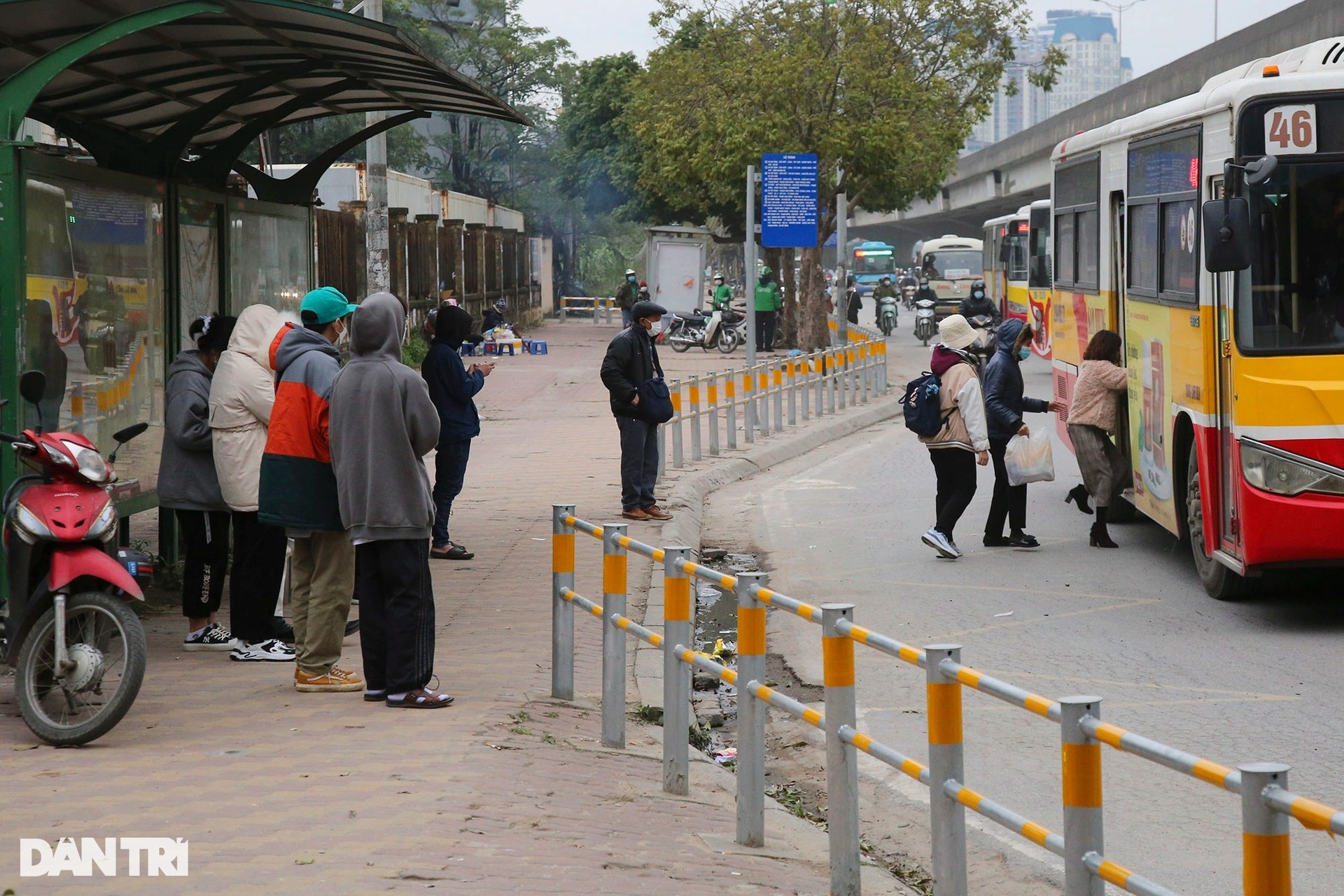Rào chắn vỉa hè ngăn xe máy gây khó, người đi bộ bất đắc dĩ phải trèo qua - 11 Rào chắn vỉa hè ngăn xe máy gây khó, người đi bộ bất đắc dĩ phải trèo qua - 11