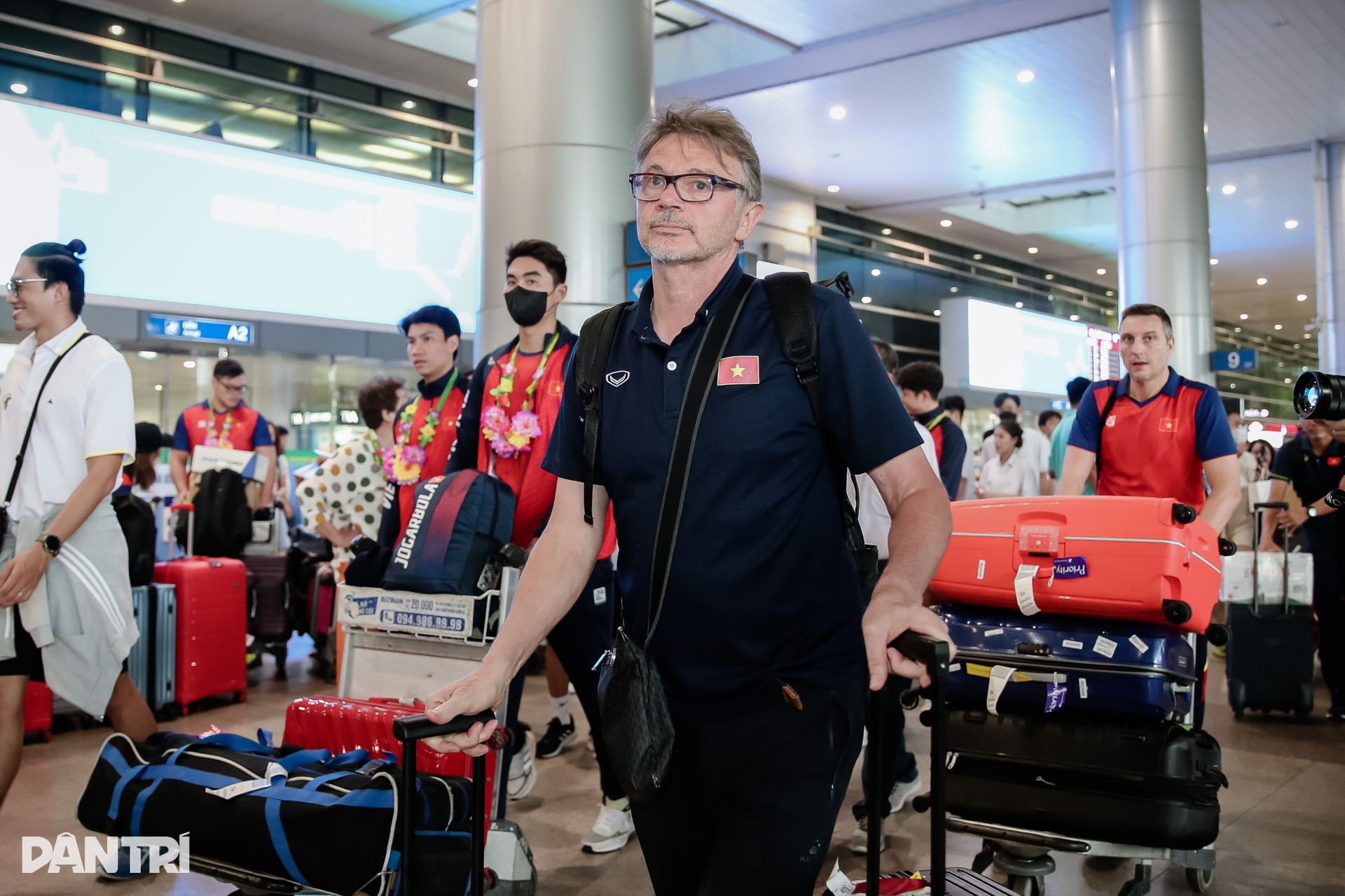 HLV Troussier cùng đội U22 về nước trong sự đón chào của người hâm mộ TPHCM - 3 HLV Troussier cùng đội U22 về nước trong sự đón chào của người hâm mộ TPHCM - 3