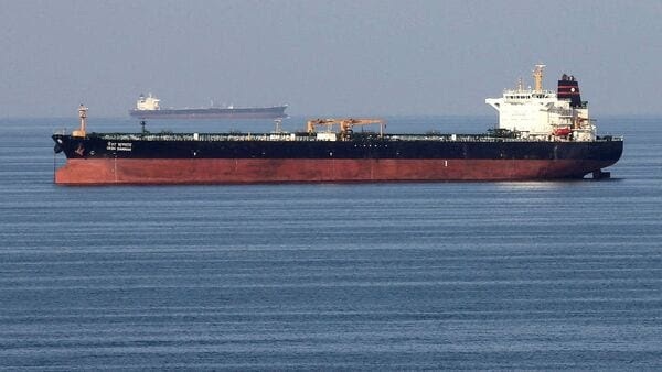 Quốc hội Iran nhất trí đóng cửa Eo biển Hormuz để đáp trả Mỹ - 1