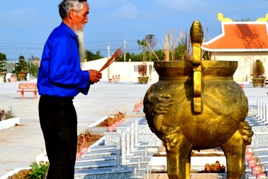 Cụ ông 76 tuổi đạp xe xuyên Việt mừng ngày thống nhất đất nước