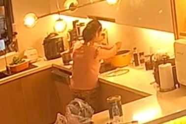 Vụ vắt giẻ lau vào nồi nước của gia chủ: Vì sao người giúp việc "làm liều"?