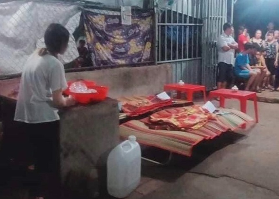 Ba cháu nhỏ mải nô đùa rơi xuống ao chết thương tâm - 2 Ba cháu nhỏ mải nô đùa rơi xuống ao chết thương tâm - 2
