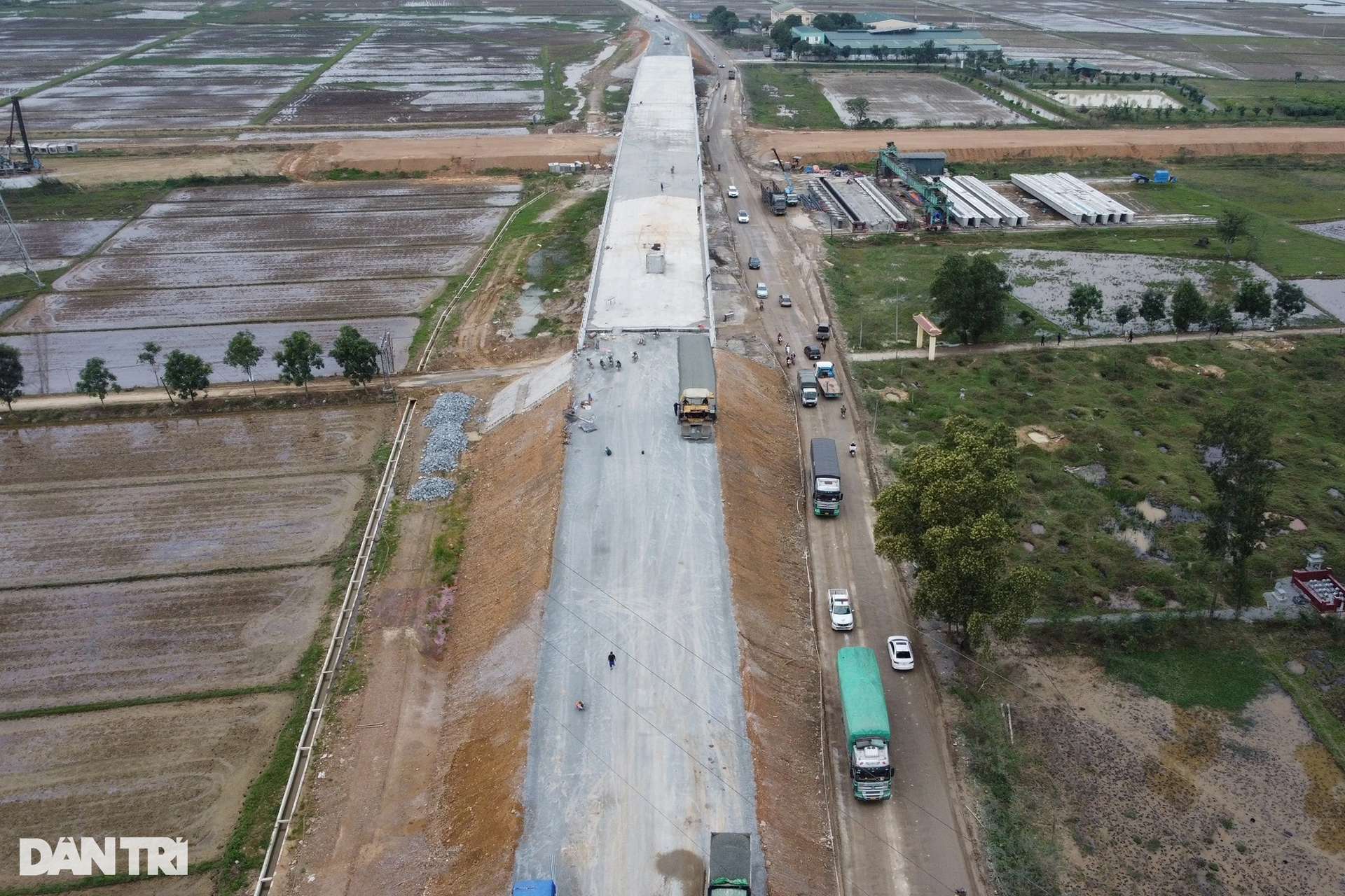 Nguy hiểm rình rập ở công trường cầu vượt cao tốc - 3 Nguy hiểm rình rập ở công trường cầu vượt cao tốc - 3