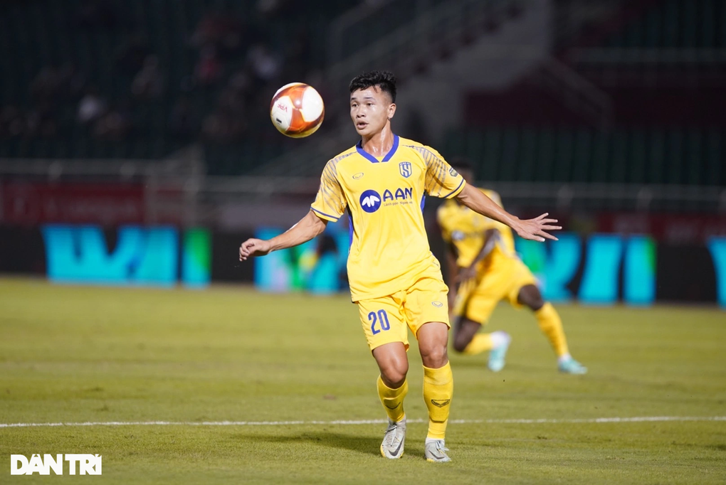 TPHCM thắng SL Nghệ An nhờ bàn đá phản lưới nhà hy hữu - 2 TPHCM thắng SL Nghệ An nhờ bàn đá phản lưới nhà hy hữu - 2