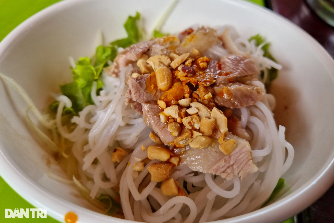 Quán bún giữa trung tâm Đà Nẵng, view đường tàu, giá 5.000 đồng/tô - 2 Quán bún giữa trung tâm Đà Nẵng, view đường tàu, giá 5.000 đồng/tô - 2
