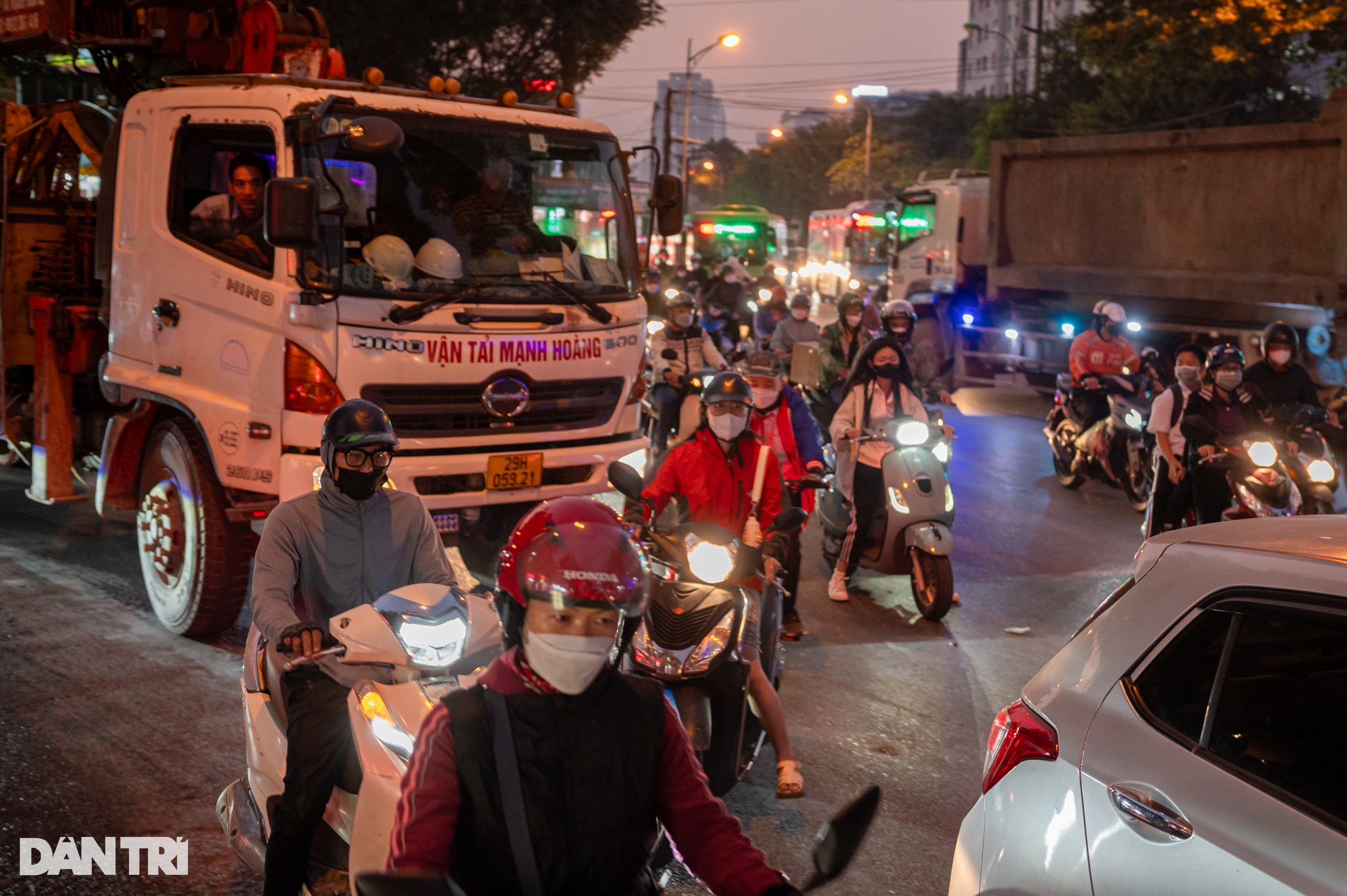 Hà Nội: Cầu vượt trên đại lộ nghìn tỷ chậm tiến độ, gây ùn tắc triền miên - 16