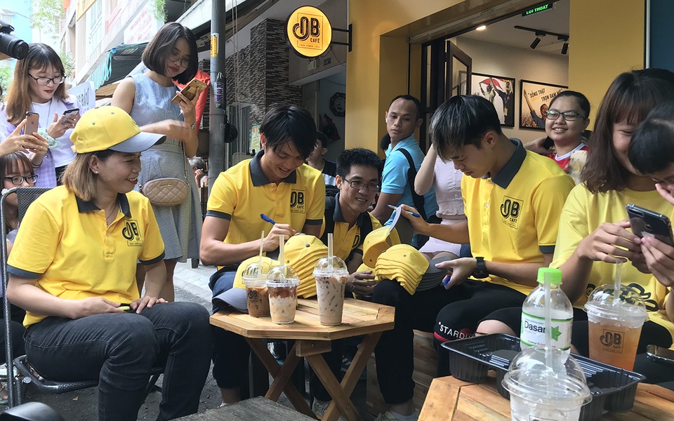 Thủ môn Kiều Trinh kết hợp với Tuấn Anh và Văn Toàn bên ngoài sân cỏ - 1 Thủ môn Kiều Trinh kết hợp với Tuấn Anh và Văn Toàn bên ngoài sân cỏ - 1