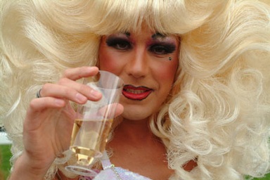 Phát hiện ảnh chồng mặc đồ “bóng lộ”