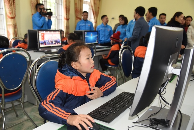 Những bộ máy tính mới chính là những trang bị giúp các em nhỏ, người chủ tương lai của đất nước có cơ hội học tập tốt hơn