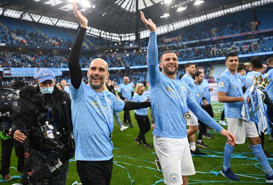 Man City nhận cúp bạc, Aguero được tặng quà đặc biệt - 24 Man City nhận cúp bạc, Aguero được tặng quà đặc biệt - 24
