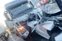 Ô tô con bẹp dúm sau tai nạn liên hoàn ở TPHCM, 2 người bị thương