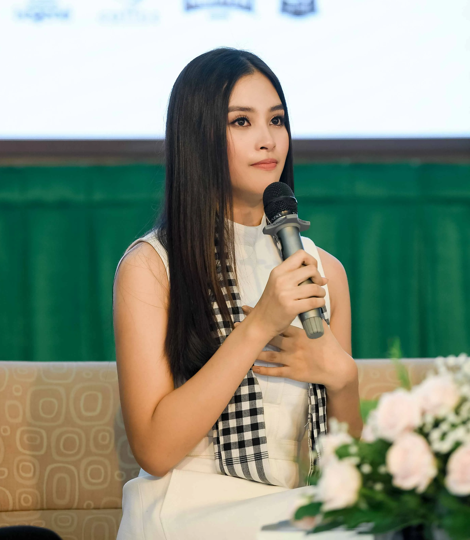 Ngắm mái tóc “đẹp như sông dài” của Tiểu Vy, Ngọc Trân - 2 Ngắm mái tóc “đẹp như sông dài” của Tiểu Vy, Ngọc Trân - 2