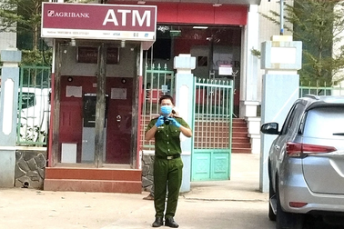 Bảo vệ nhấn chuông báo động, 2 kẻ cướp ngân hàng bỏ tiền tẩu thoát