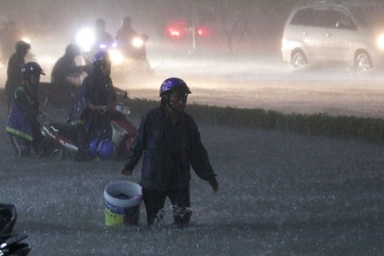 Thường xuyên phải lội mưa ngập có thể mắc bệnh gì?