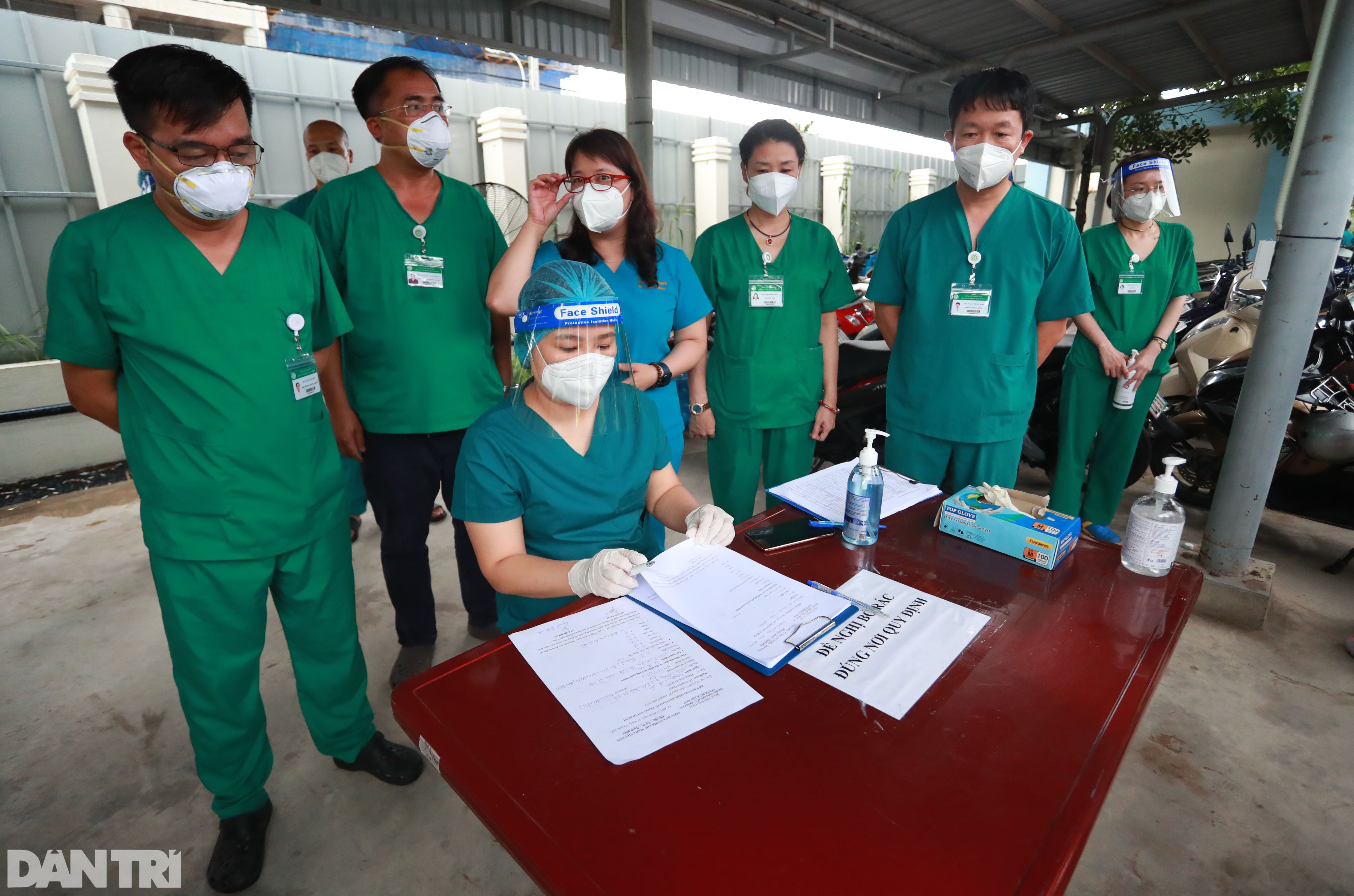 Nghẹn ngào nhận lại kỷ vật của người thân tử vong do Covid-19 - 2 Nghẹn ngào nhận lại kỷ vật của người thân tử vong do Covid-19 - 2