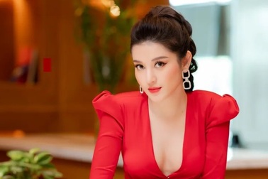 Á hậu Huyền My khoe vòng 1 táo bạo