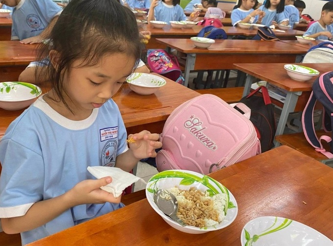 Vụ côn trùng trong bữa sáng trường tư: Đuổi việc nhân viên trực khu đồ ăn - 1