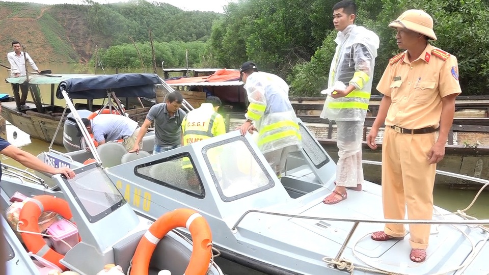 Công an và quân đội tổ chức cứu hộ Rào Trăng 3 bằng đường thủy  - 2