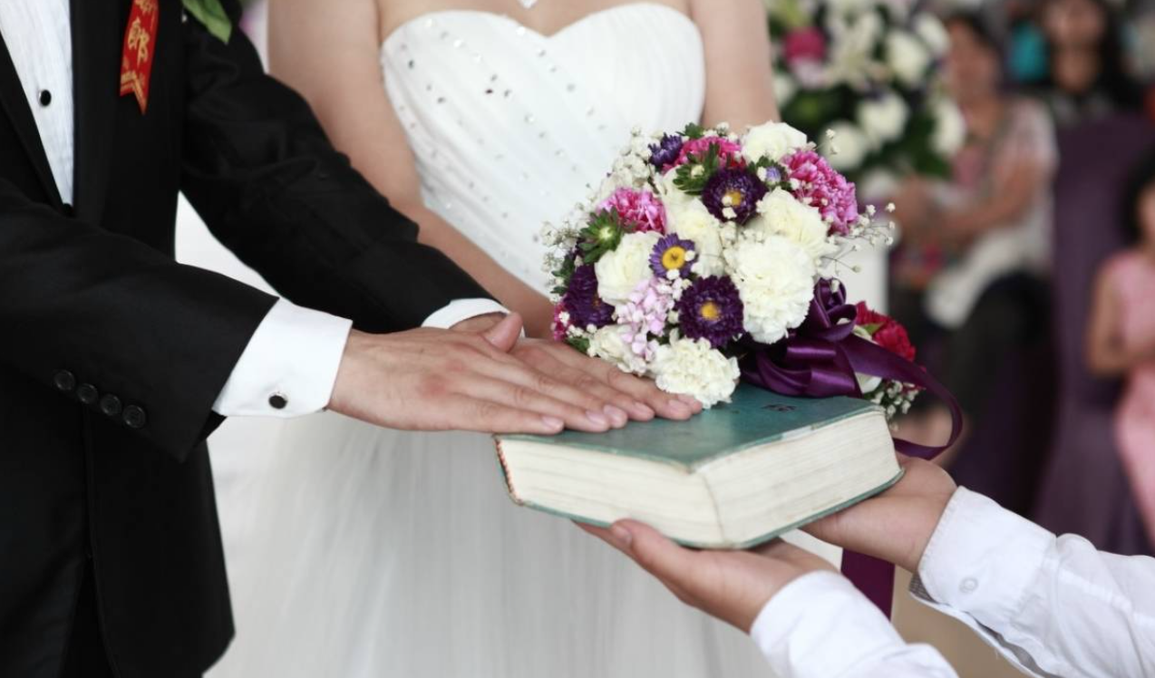 Sự cố bất ngờ đêm tân hôn khiến vợ trẻ suy sụp, cầu xin bác sĩ giữ bí mật - 1 Sự cố bất ngờ đêm tân hôn khiến vợ trẻ suy sụp, cầu xin bác sĩ giữ bí mật - 1