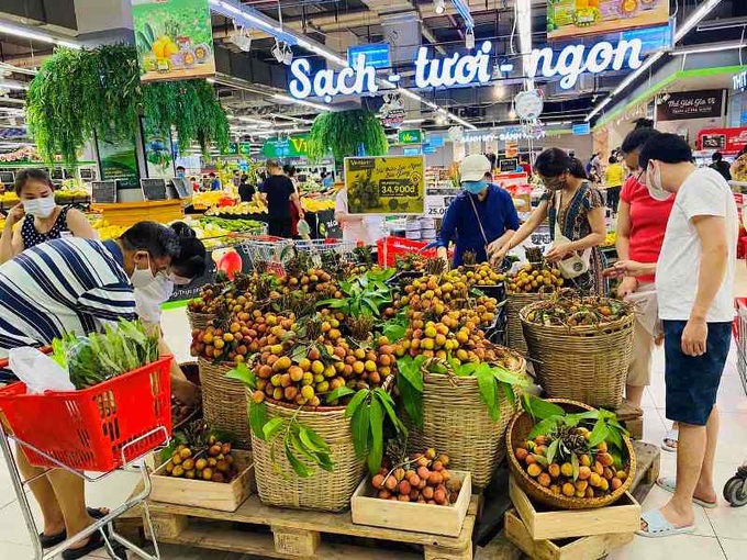 Khách hàng mua vải thiều tại VinMart.