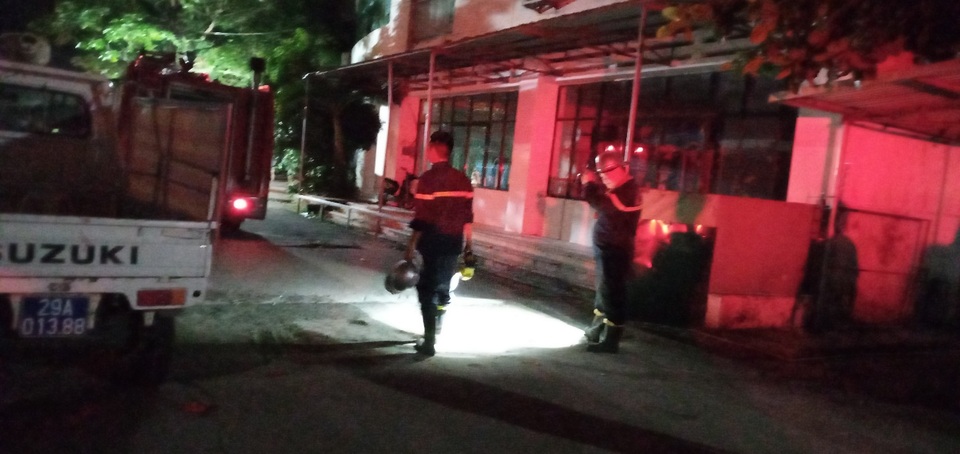 Hà Nội: Cháy chung cư lúc nửa đêm, chuông báo cháy kiên quyết không kêu - 4 Hà Nội: Cháy chung cư lúc nửa đêm, chuông báo cháy kiên quyết không kêu - 4