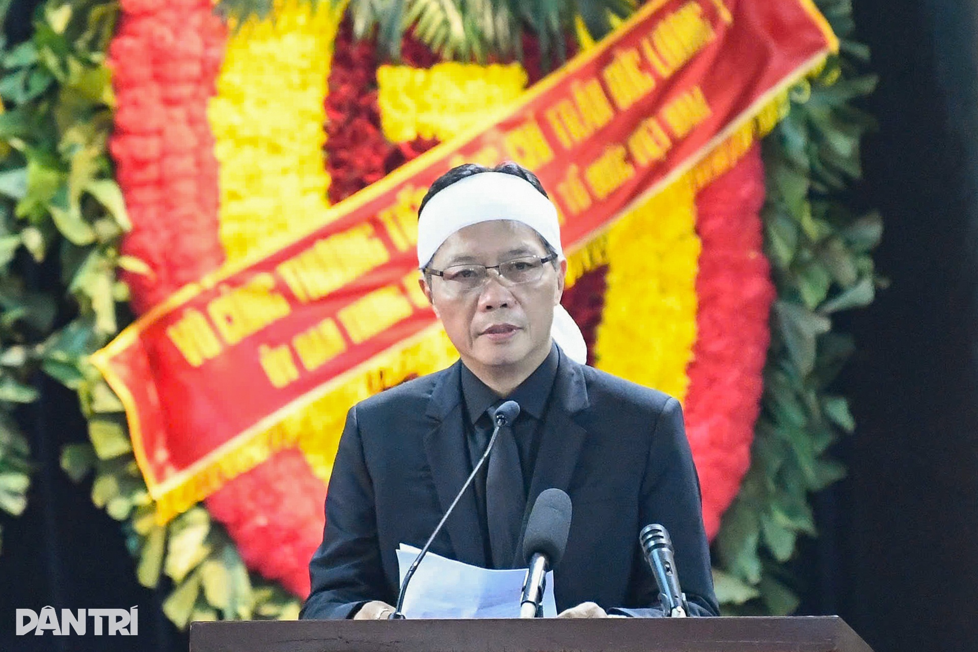 Đoàn xe chở linh cữu nguyên Chủ tịch Trần Đức Lương trên đường phố Hà Nội - 5 Đoàn xe chở linh cữu nguyên Chủ tịch Trần Đức Lương trên đường phố Hà Nội - 5
