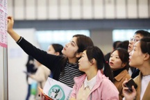 Giới trẻ Trung Quốc "chạy đua" để được làm công chức, tỷ lệ chọi 1/68