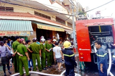 Cháy gần chợ, hàng trăm tiểu thương hoảng loạn