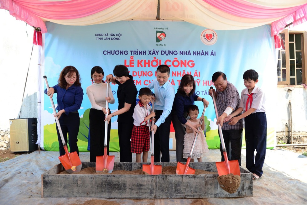 Báo Dân trí trao tiền, xây nhà Nhân ái tặng chị em bé 16 tuổi ở Lâm Đồng - 6