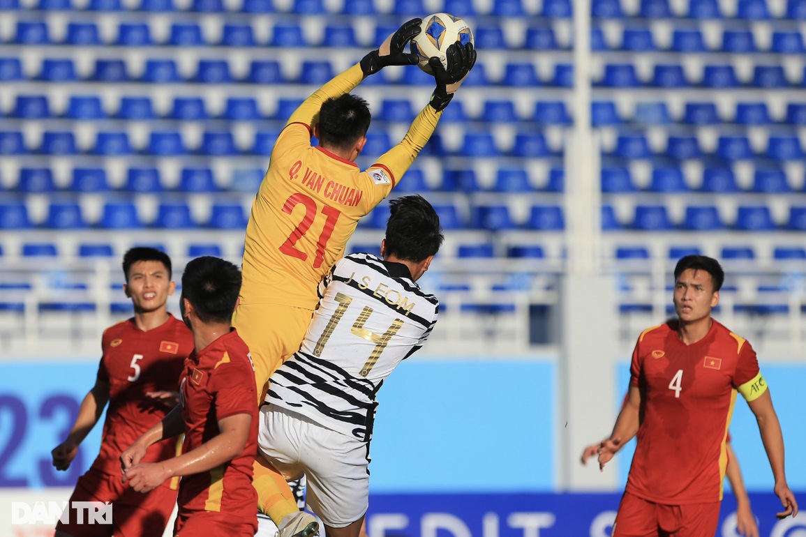 Màn trình diễn ấn tượng của thủ môn Văn Chuẩn trước U23 Hàn Quốc - 1 Màn trình diễn ấn tượng của thủ môn Văn Chuẩn trước U23 Hàn Quốc - 1