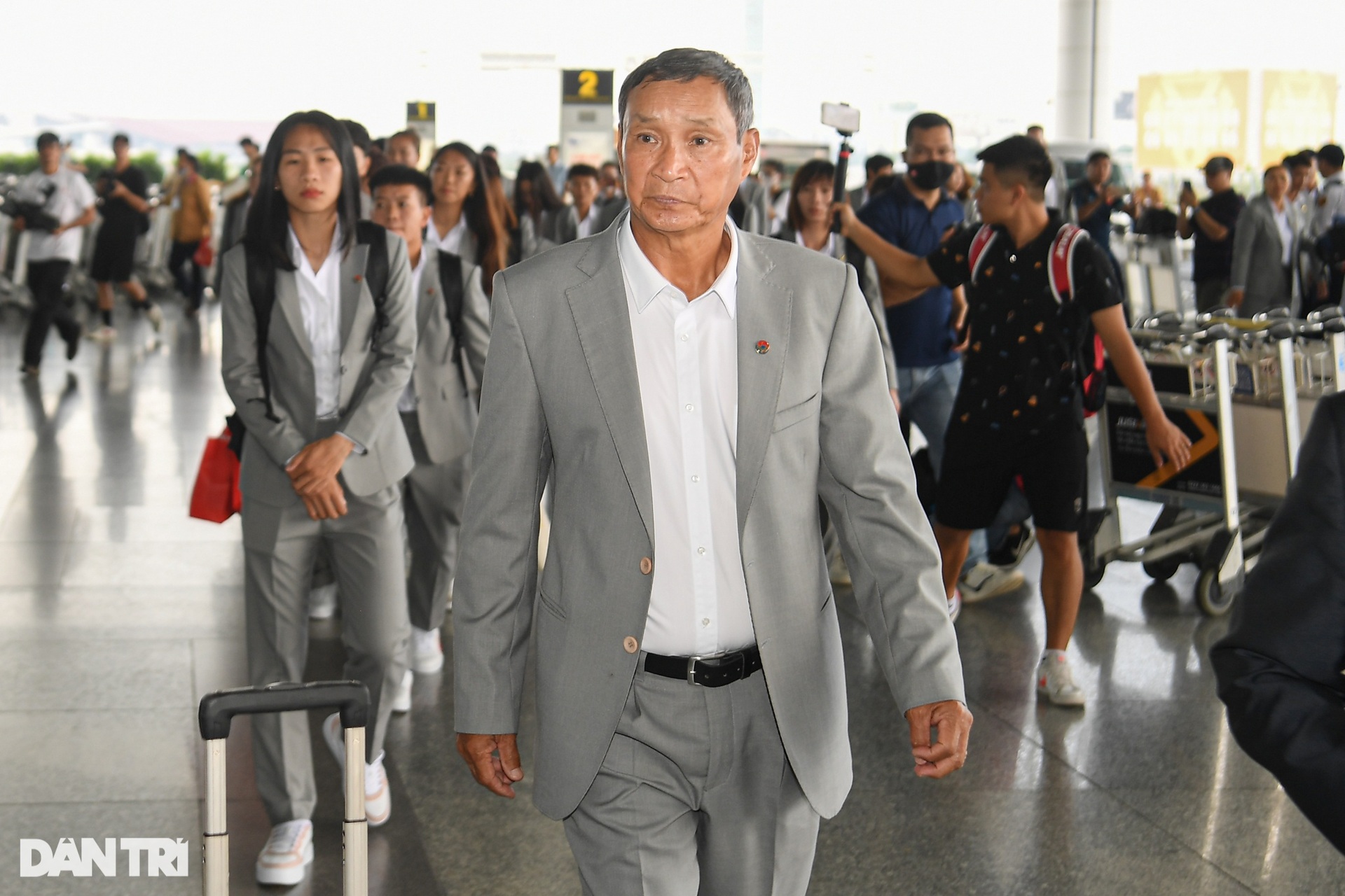 Huỳnh Như, Thanh Nhã cùng đồng đội rạng rỡ lên đường dự World Cup - 1 Huỳnh Như, Thanh Nhã cùng đồng đội rạng rỡ lên đường dự World Cup - 1