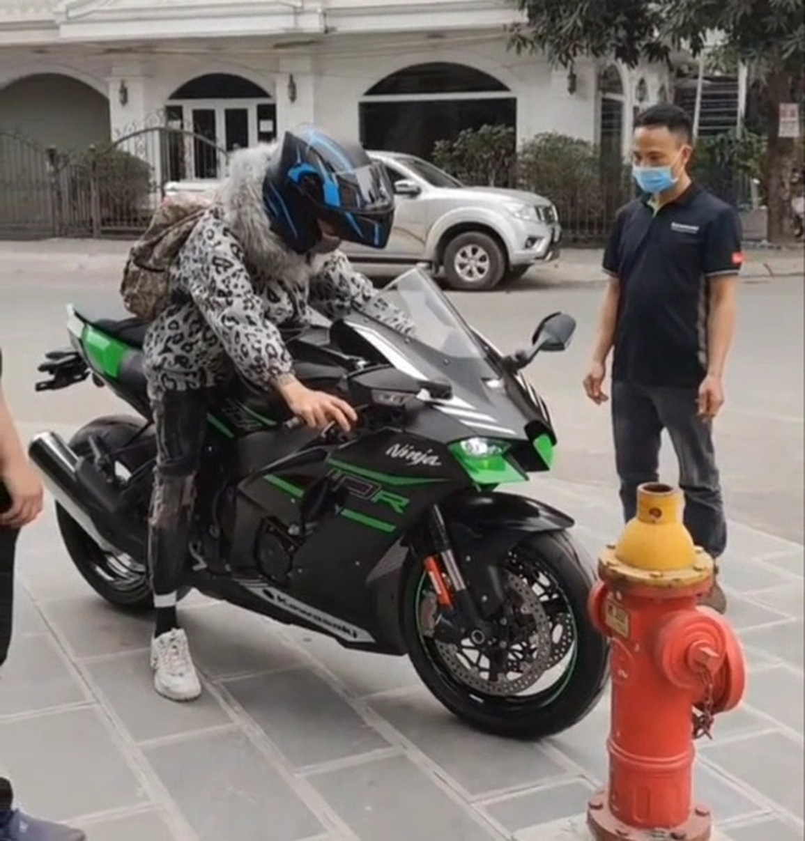 Đam mê tốc độ và xe phân khối lớn của gã trai cướp ngân hàng - 2 Đam mê tốc độ và xe phân khối lớn của gã trai cướp ngân hàng - 2