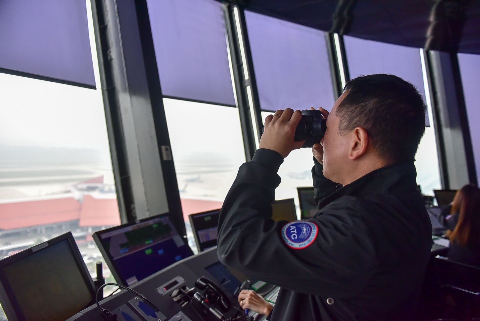 “Đột nhập” nơi kiểm soát những chuyến bay trên vùng trời quan trọng nhất Việt Nam - 3 “Đột nhập” nơi kiểm soát những chuyến bay trên vùng trời quan trọng nhất Việt Nam - 3