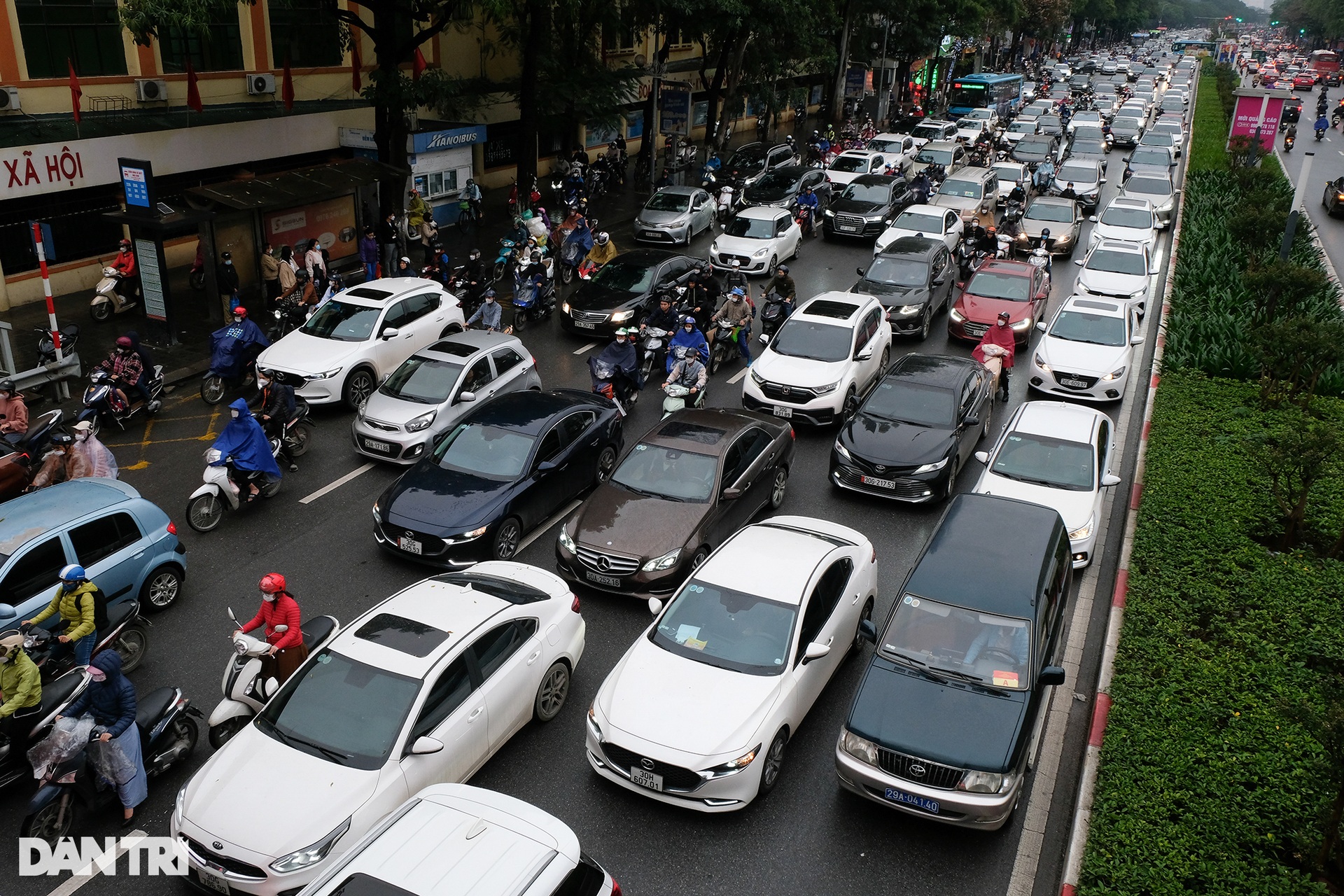 Người Hà Nội chật vật di chuyển dưới trời mưa dai dẳng và sương mù dày đặc - 3 Người Hà Nội chật vật di chuyển dưới trời mưa dai dẳng và sương mù dày đặc - 3