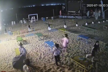 Mưa dông bất ngờ ập vào bãi biển ở Hà Tĩnh, hàng trăm khách chạy tán loạn