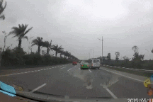 Kinh hãi màn “so kè” giữa taxi và xe khách trên đường cao tốc