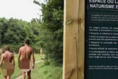 Dân Paris thư thái trong công viên khỏa thân đầu tiên